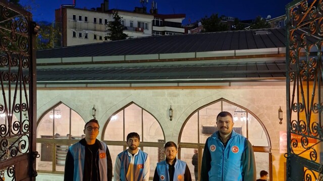 Sivas'ta gençlerden esnafa anlamlı siftah geleneği