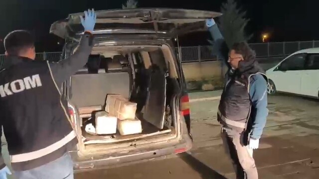 Özenle paketlenmiş kutulardan cephanelik çıktı