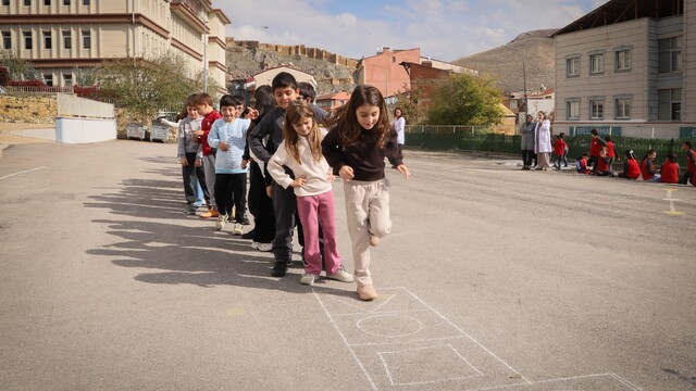 Bayburt'ta öğrenciler oyunla öğreniyor