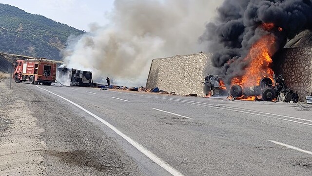 Siirt'te çarpışan iki tır alevlere teslim oldu