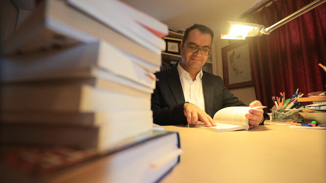 Eczacı profesörün kitap tutkusu 40 bin eseri aşan kütüphaneye dönüştü