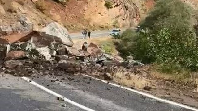 Şavşat'ta yamaçtan kopan dev kayalar köy yolunu kapattı