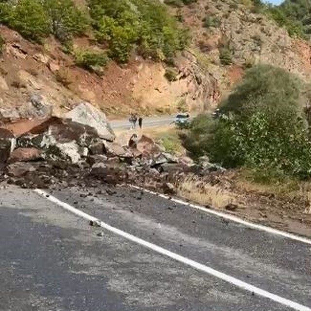 Şavşat'ta yamaçtan kopan dev kayalar köy yolunu kapattı