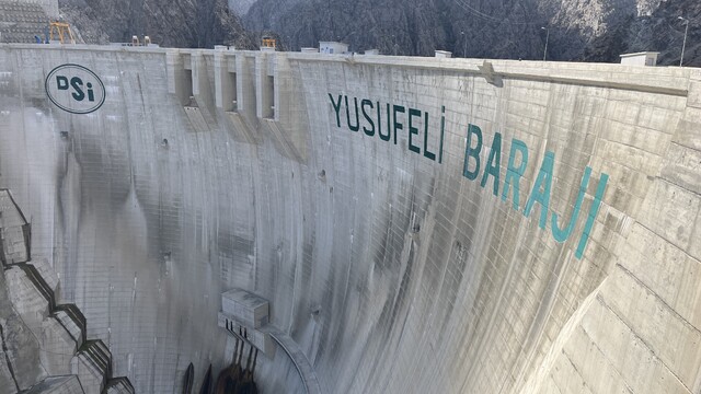 Yusufeli Barajı'nın yapımının önüne muhalefetin kurduğu baraj, ülkeyi yaklaşık 50 milyar liraya yakın zarara uğrattı
CHP'nin itirazları ve Danıştay'ın durdurması nedeniyle yapımı 7 yıl geciken Yusufeli Barajı yapımından bugüne ülke ekonomisine yaklaşık 15 milyar liranın üzerinde katkı sağladı
Yusufeliler yapım sürecini, yaşadıklarını ve bugünleri değerlendirdiler
