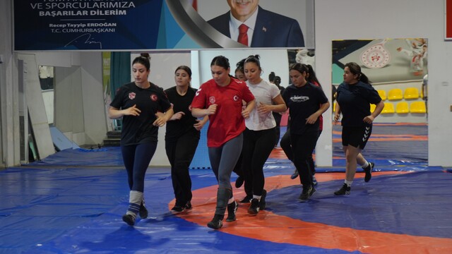 Babasının karşı çıktığı güreşte Balkan şampiyonu oldu
