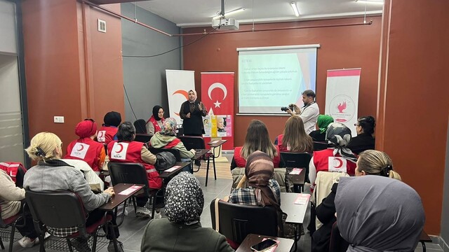 Düzce'de kadınlara meme kanserinde erken teşhis eğitimi verildi