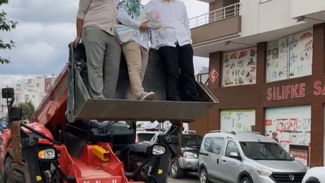 Mersin'de ilginç gelin alma: Damat, vinç sepetiyle 4. kata çıkarak gelini aldı