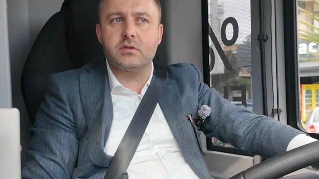 Başkan Yüksel, elektrikli otobüsleri tanıtmak için direksiyon başına geçti