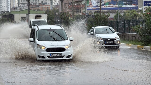 Adana'da yollar göle döndü
