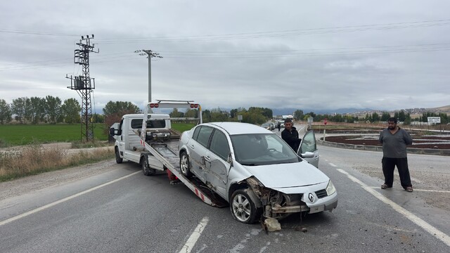 Refüje giren otomobil sürücüsü yaralandı