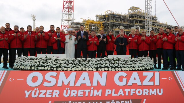 Türkiye'nin ilk yüzer doğalgaz işleme tesisi Osman Gazi, 20 yıl boyunca görev yapacağı Karadeniz'e uğurlandı
Enerji ve Tabii Kaynaklar Bakanı Alparslan Bayraktar:
"Aradan geçen yaklaşık 17 ayda Osman Gazi'yi, burada yani Filyos'ta deyim yerindeyse adeta devasa bir fabrikaya dönüştürdük"
"Osman Gazi, Karadeniz'de 20 yıl boyunca doğal gaz işleyecek, Şu an bulunduğumuz bu noktadan 170 kilometre açıkta, deniz tabanına zincirlerle sabitlenmiş bir şekilde görev yapacak"
"2027 yılı ile birlikte günlük toplam üretim kapasitemiz 20 milyon metreküpe erişecek"
"2028 yılında Ülkemizde doğal gazı olan evlerin yüzde 75'i, yaklaşık 17 milyon hane ocağında, mutfağında, banyosunda Karadeniz gazını kullanacak. Her 4 evden 3'ünde kendi gazımız yanacak"