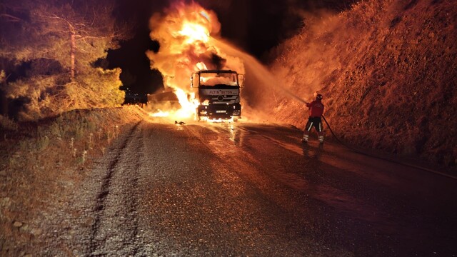 Havran'da kamyon alev alev yandı, orman ve maden ekipleri seferber oldu