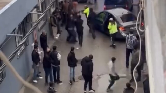 Polisten kaçan araç durduruldu, mahalleli şüphelileri kaçırdı
Mahalleli polisin üzerine yürüdü, polis havaya ateş açmak zorunda kaldı