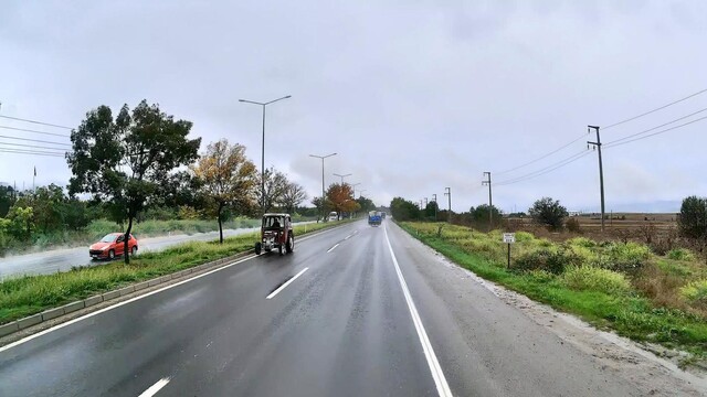Bolu'da D-100'de ters şeritten ilerleyen traktör kazaya davetiye çıkarttı