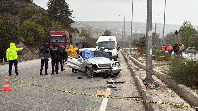 Burdur'da bariyerlere çarpan otomobil takla attı: 1 ölü, 4 yaralı