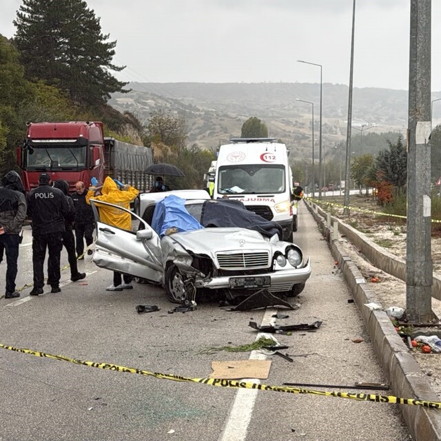 Burdur'da bariyerlere çarpan otomobil takla attı: 1 ölü, 4 yaralı