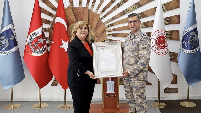 Kızılay'dan Tuğgeneral Mustafa Baş'a Kurumsal Gümüş Madalya