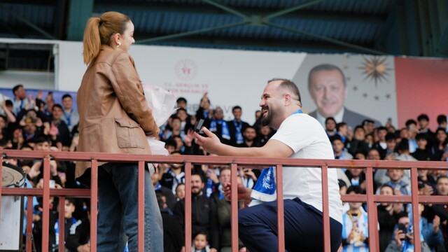 Erzurumspor tribünlerinde evlilik teklifi
