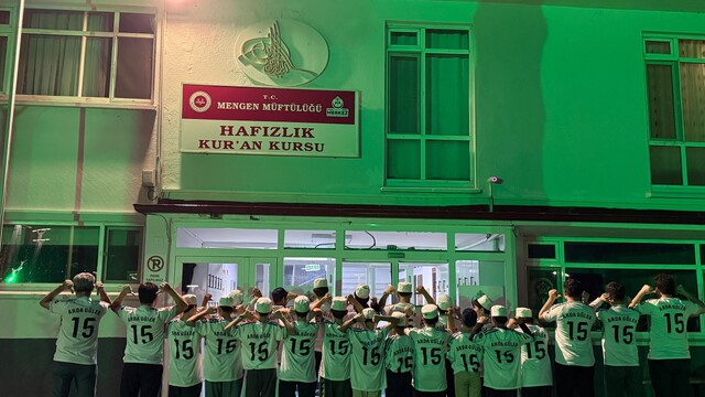 Milli yıldız Arda Güler'den memleketine anlamlı jest: İmzalı formasını hafızlık öğrencilerine hediye etti
