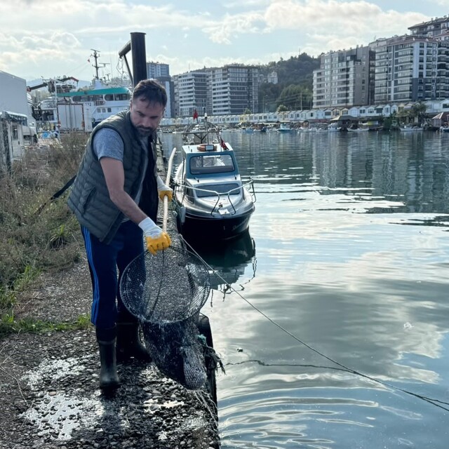 Balık çöplüğüne dönen liman temizlendi