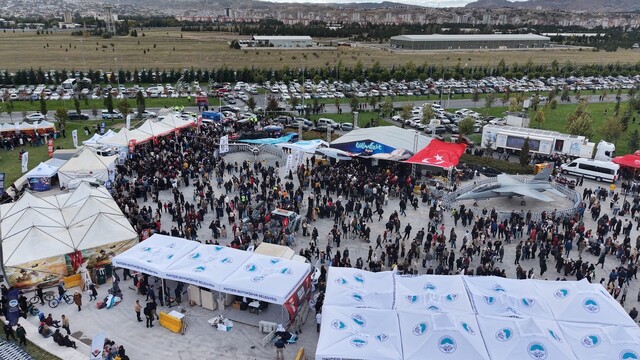 Kayserililer, bilim ve teknoloji heyecanını BİLİMFEST'te yaşıyor
Kayseri Büyükşehir Belediye Başkanı Memduh Büyükkılıç:
"Kayseri'nin semalarını çelik kanatlarımız kuşatacak"
Savunma Sanayi Başkan Yardımcısı Mustafa Şeker:
"Geçen yıl savunma sanayinde 10 milyar doları aşan bir ihracat yaptık"