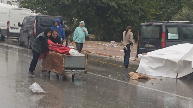 Antalya'da şiddetli rüzgar semt pazarını vurdu
Tenteler rüzgar nedeniyle yere düştü, esnaf ve pazardaki vatandaşlar zor anlar yaşadı
"Pazar komple yıkıldı, kimse kalmadı"