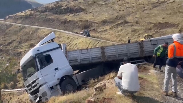 Solhan'da malzeme yüklü tır uçurum kenarında askıda kaldı