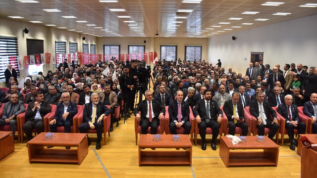 Yeniden Refah Partisi Genel Başkanı Erbakan, Van'da partisinin 3. Olağan İlçe Kongresi'nde konuştu: