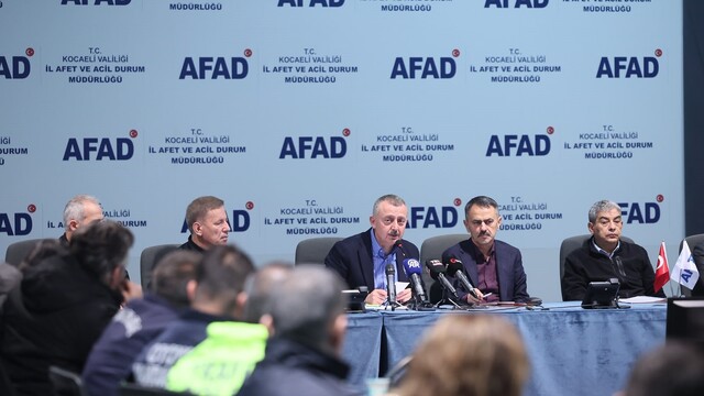 Kocaeli'de selin yaraları sarılıyor: Afetzedelere nakdi destek başladı
Vali Aktaş: "Vatandaşlarımızın hesaplarına onar bin lira yatırıldı"
Başkan Büyükakın: "Hane başına 20 bin, esnaf başına 40 bin lira nakit desteği sağlıyoruz"