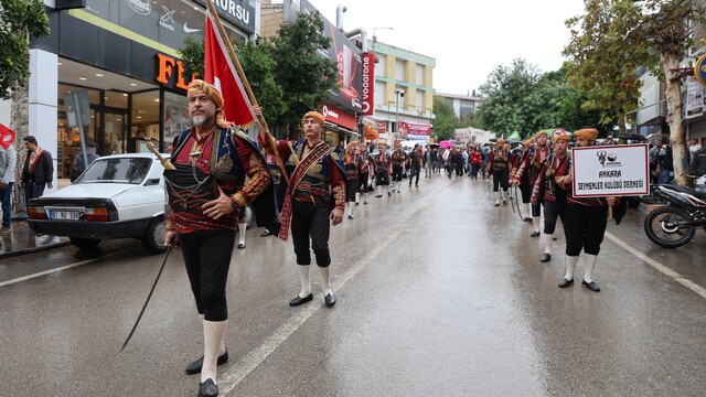 Kozan'da 10. İsmet Atlı Karakucak Güreşleri yağmura rağmen kortej yürüyüşüyle başladı