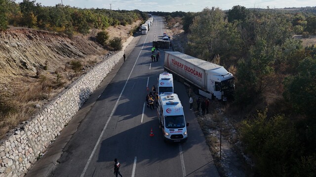 Edirne'de tır kuyruğunda kaza: Tır ile kamyonet çarpıştı, 4 kişi yaralandı