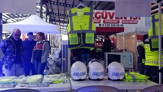 Jandarma sürücülere reflektörlü yelek hediye etti