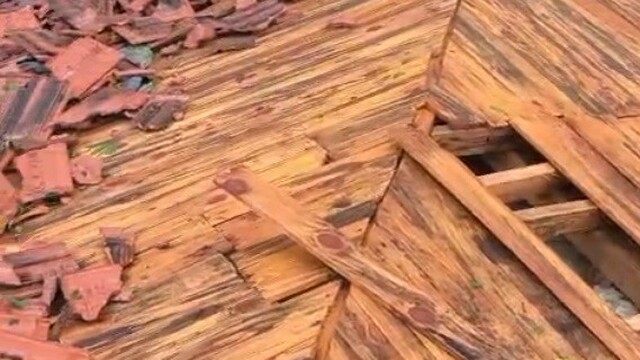 Selin ardından hortum vuran okulun çatısını el birliği ile tamir ettiler