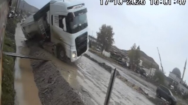 Yol vermek isterken kanala devrildi: Taş yüklü tırın kazası kamerada