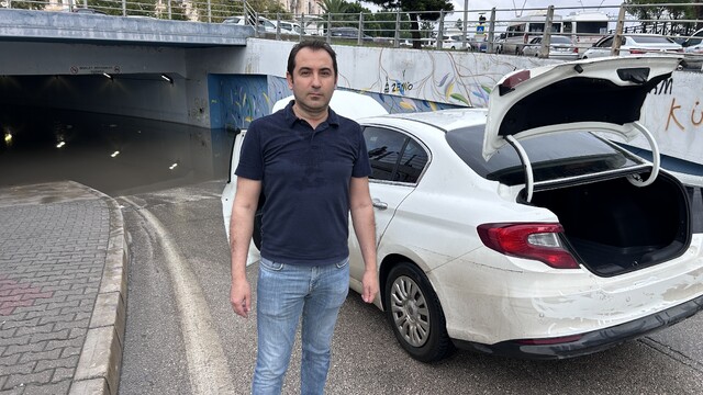Adana'da sağanak sonrası alt geçidi su bastı; otomobilde mahsur kaldılar (2)