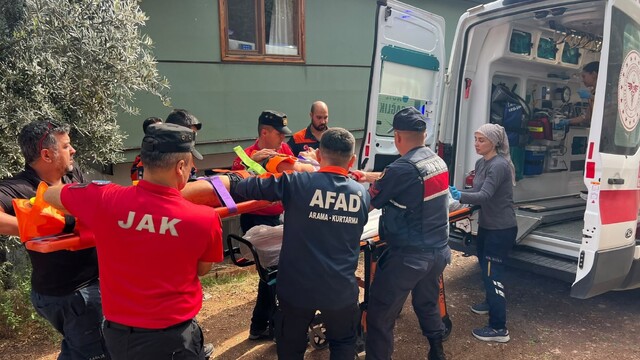 Antalya'da ağaçlık alanda kaybolan kişi JAK timlerince kurtarıldı