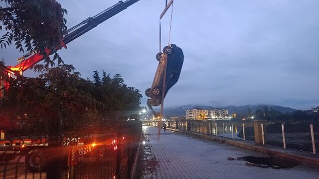 Çorum'da yolda oluşan çukura otomobil düştü
