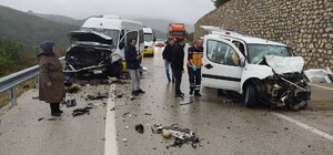 Yolcu minibüsüyle hafif ticari araç kafa kafaya çarpıştı: 1 ölü, 10 yaralı
