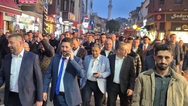 Seçim zaferini yaklaşık 800 metre yol yürüyerek kutladılar