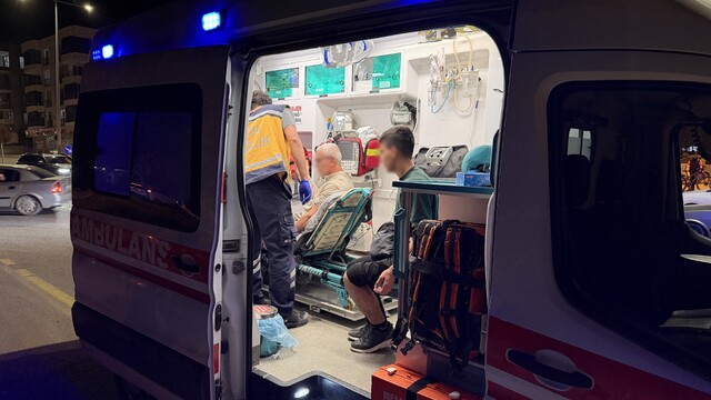 Motosikletle otomobil çarpıştı: 2 yaralı