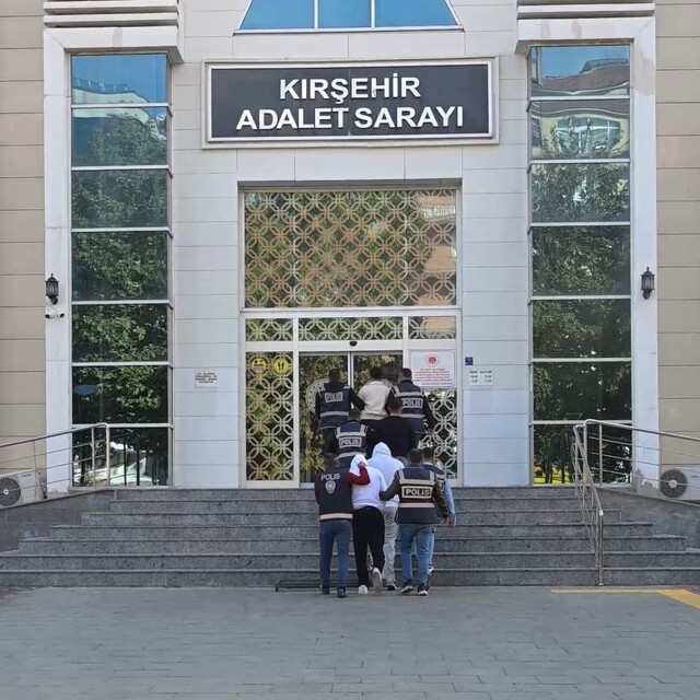 Kırşehir'de çeşitli suçlara karıştıkları iddiasıyla yakalanan 3 zanlı tutuk...