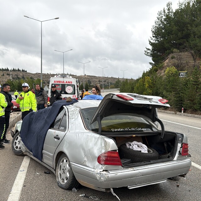 Burdur'da bariyere çarparak devrilen otomobilin sürücüsü öldü, 4 kişi yaral...