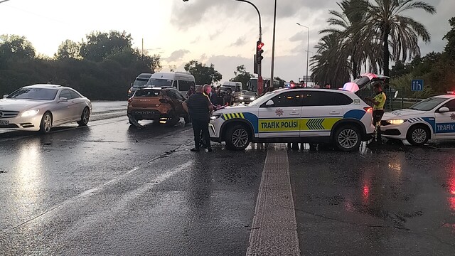 Antalya'da zincirleme trafik kazasında 2 kişi yaralandı