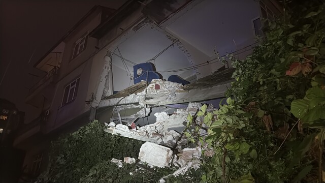 Zonguldak'ta metruk bina kısmen çöktü