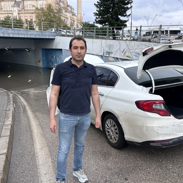 Adana'da sağanak sonrası alt geçidi su bastı; otomobilde mahsur kaldılar (2...