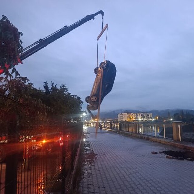 Çorum'da yolda oluşan çukura otomobil düştü