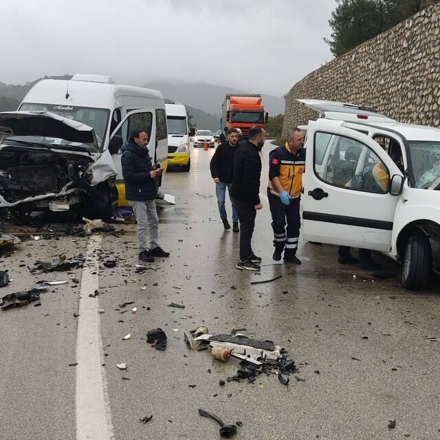 Yolcu minibüsüyle hafif ticari araç kafa kafaya çarpıştı: 1 ölü, 10 yaralı