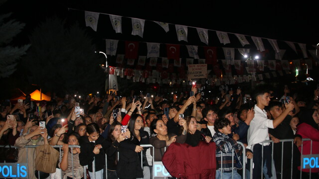 Şarkıcı Derya Bedavacı Hatay'da konser verdi