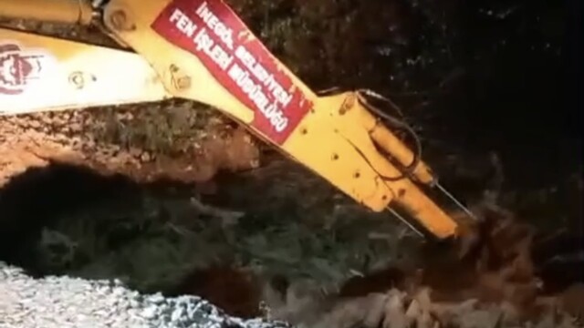 Bursa'da yağış köprüyü çökertti, sürücüler mahsur kaldı: İmdada belediye ekipleri yetişti