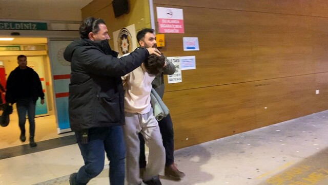 İnegöl'de kız meselesi iddiası kanlı bitti: 1 ölü, 2 yaralı
Bıçakladığı arkadaşlarının durumunu öğrenmeye hastaneye geldi, gözaltına alındı